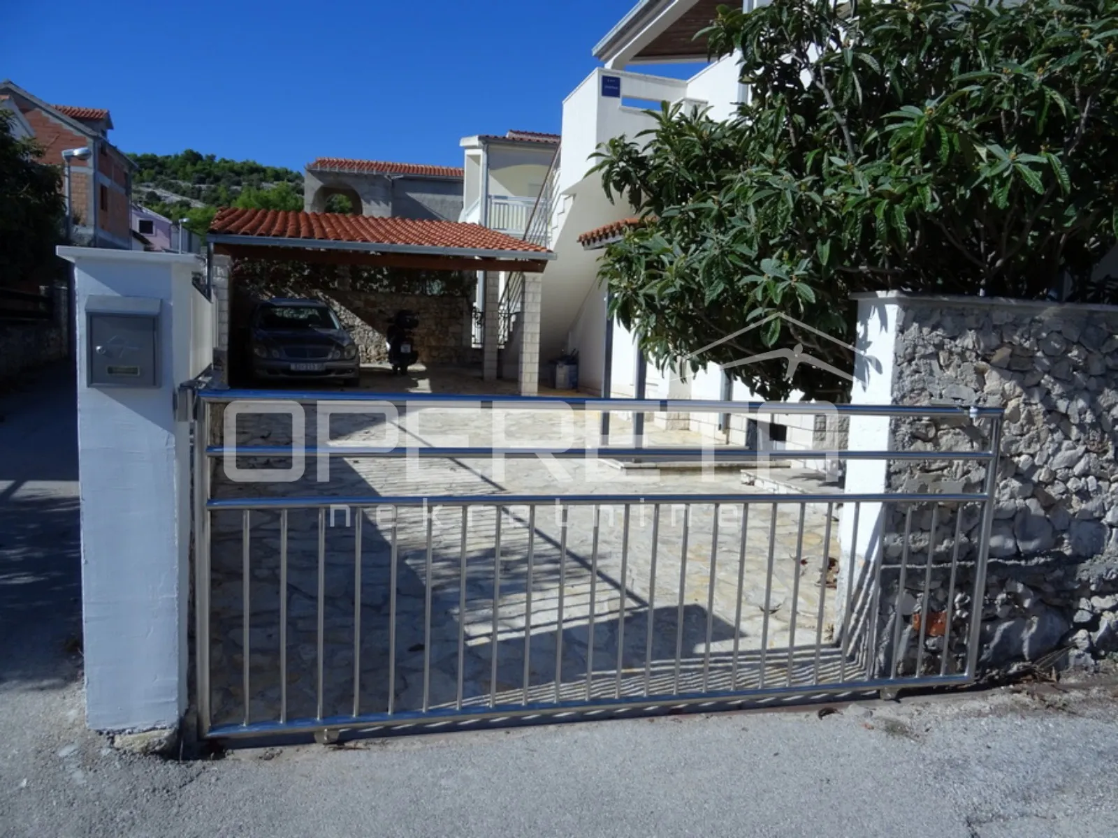 kuća s 2 stana i okućnicom, 150m od mora - slika 2