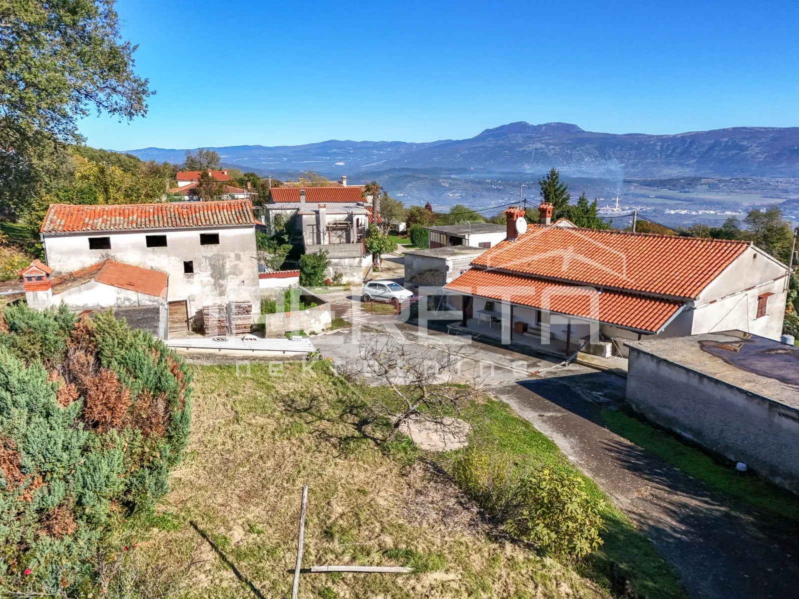 istra, pićan- imanje s kućom i 4 dodatna objekta - slika 6