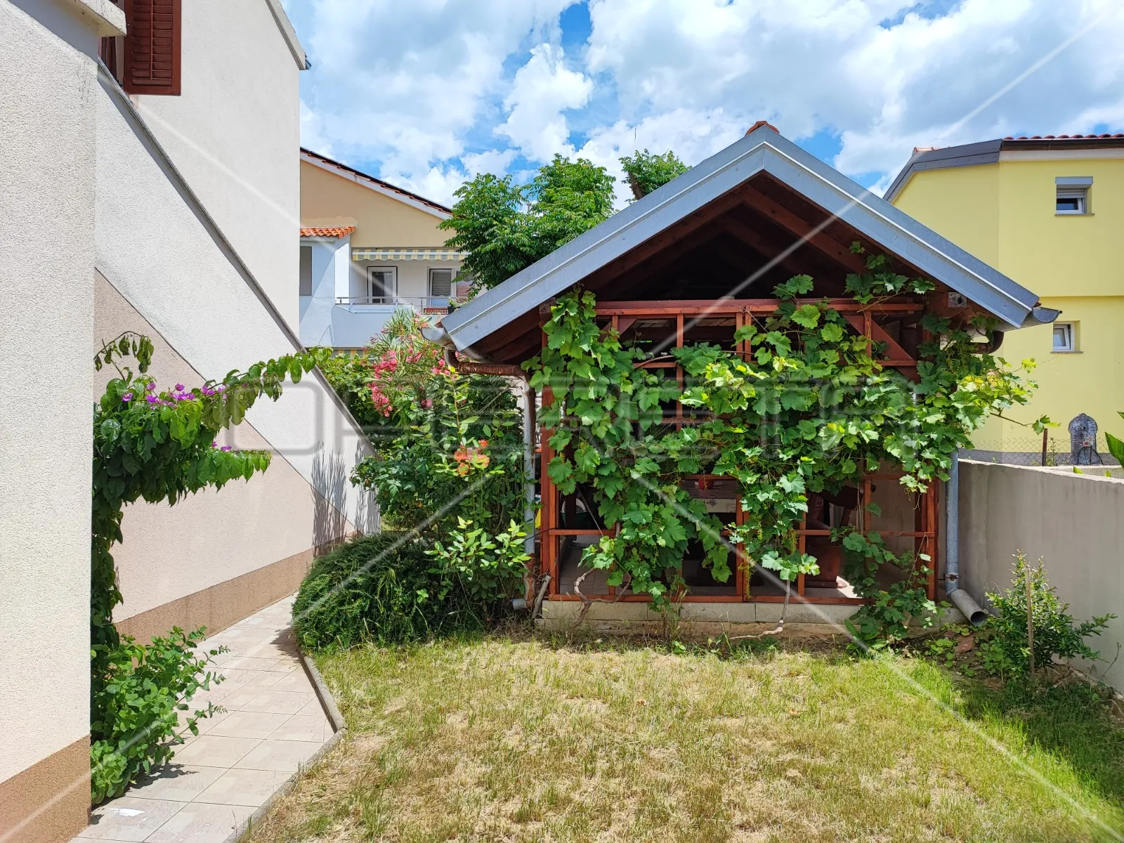 kuća sa dva stana i vrtom, blizina mora, sabunike-nin, zadar - slika 14