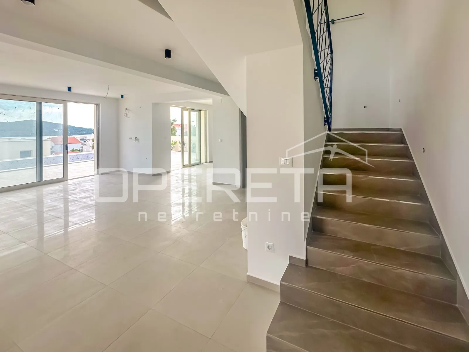 moderna vila s bazenom i pogledom na more – 150 m od plaže - slika 4