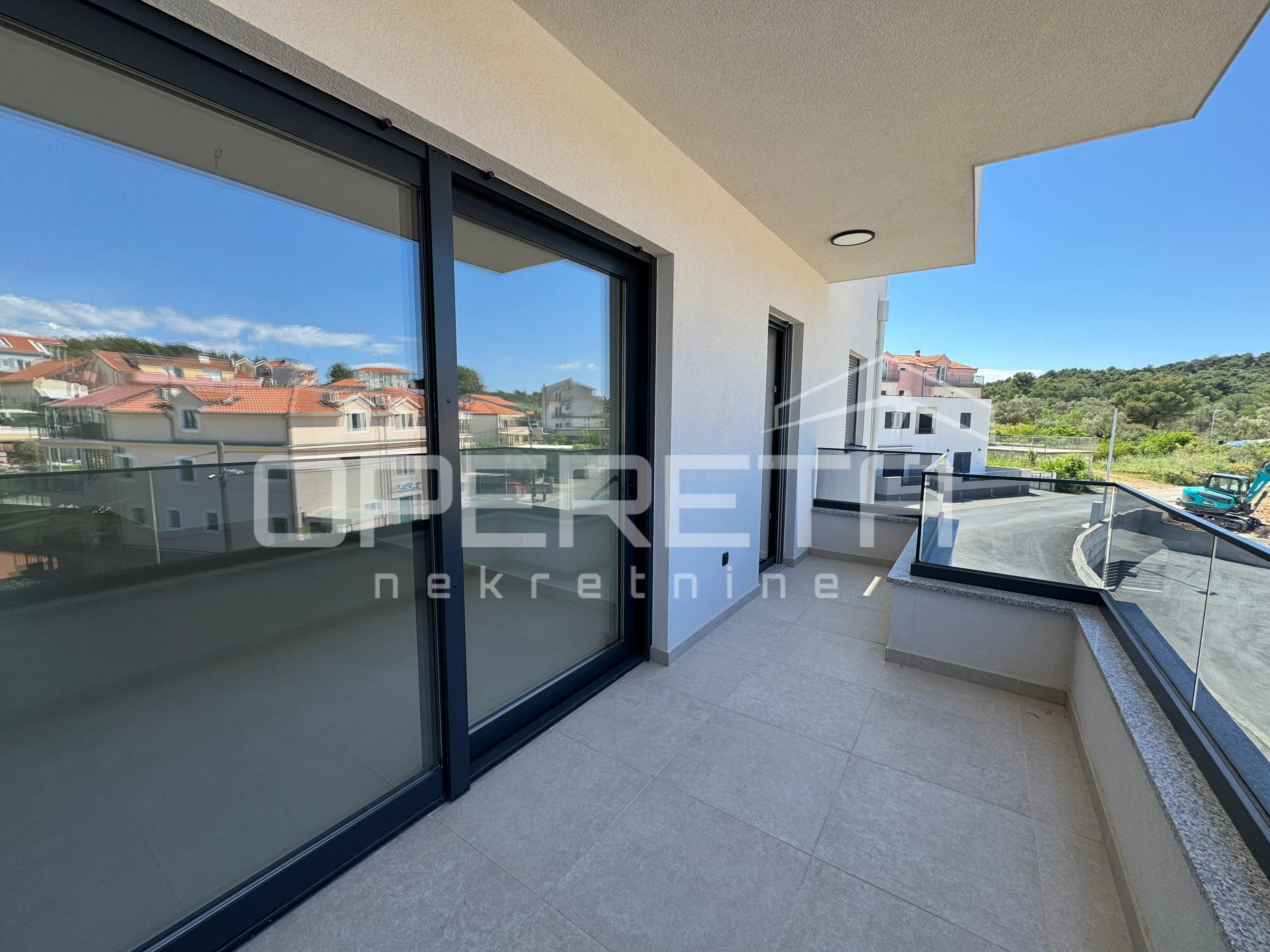 sunčan dvosoban stan s pogledom na more i krovnom terasom (68 m²) – 2 min od pla - slika 4