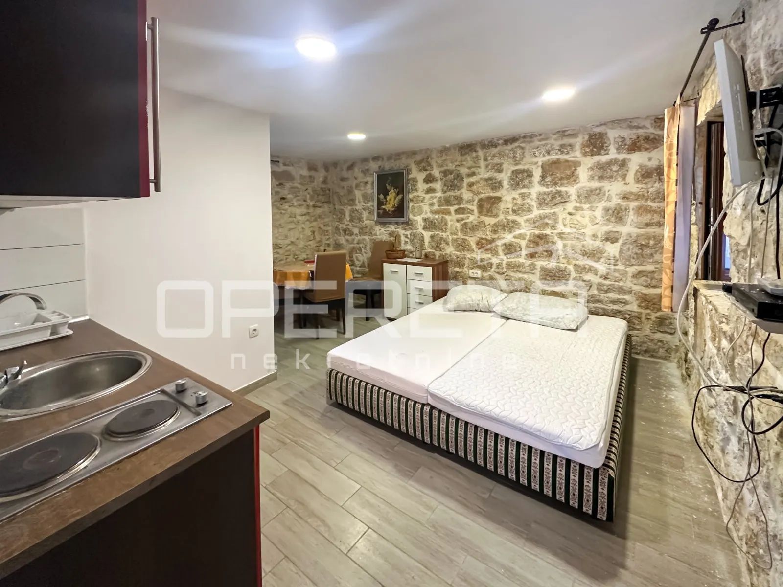 kuća s dva apartmana u centru tisna – 50 m od mora - slika 2