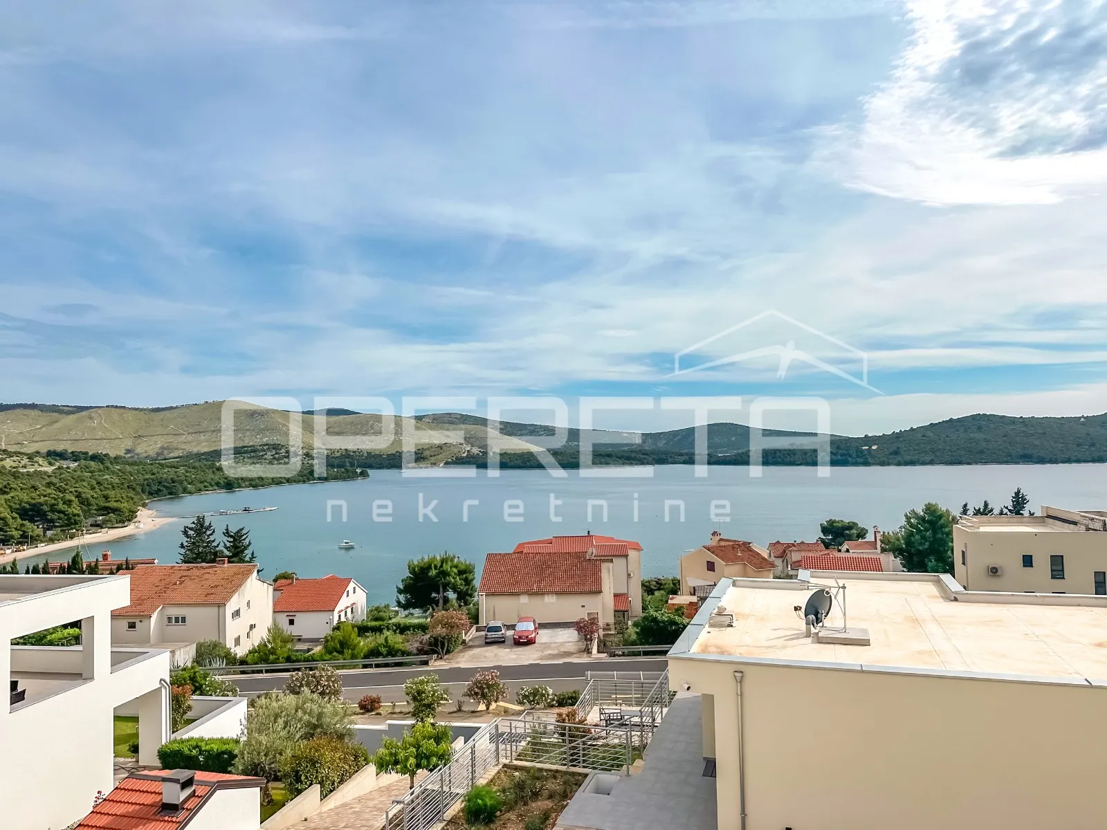 moderna vila s bazenom i pogledom na more – 150 m od plaže - slika 19