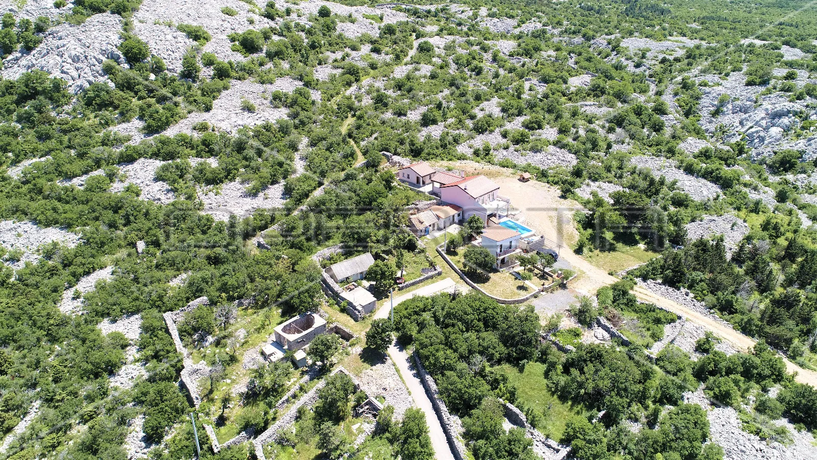 impresivna i izolirana kuća s bazenom u parku prirode velebit - slika 10