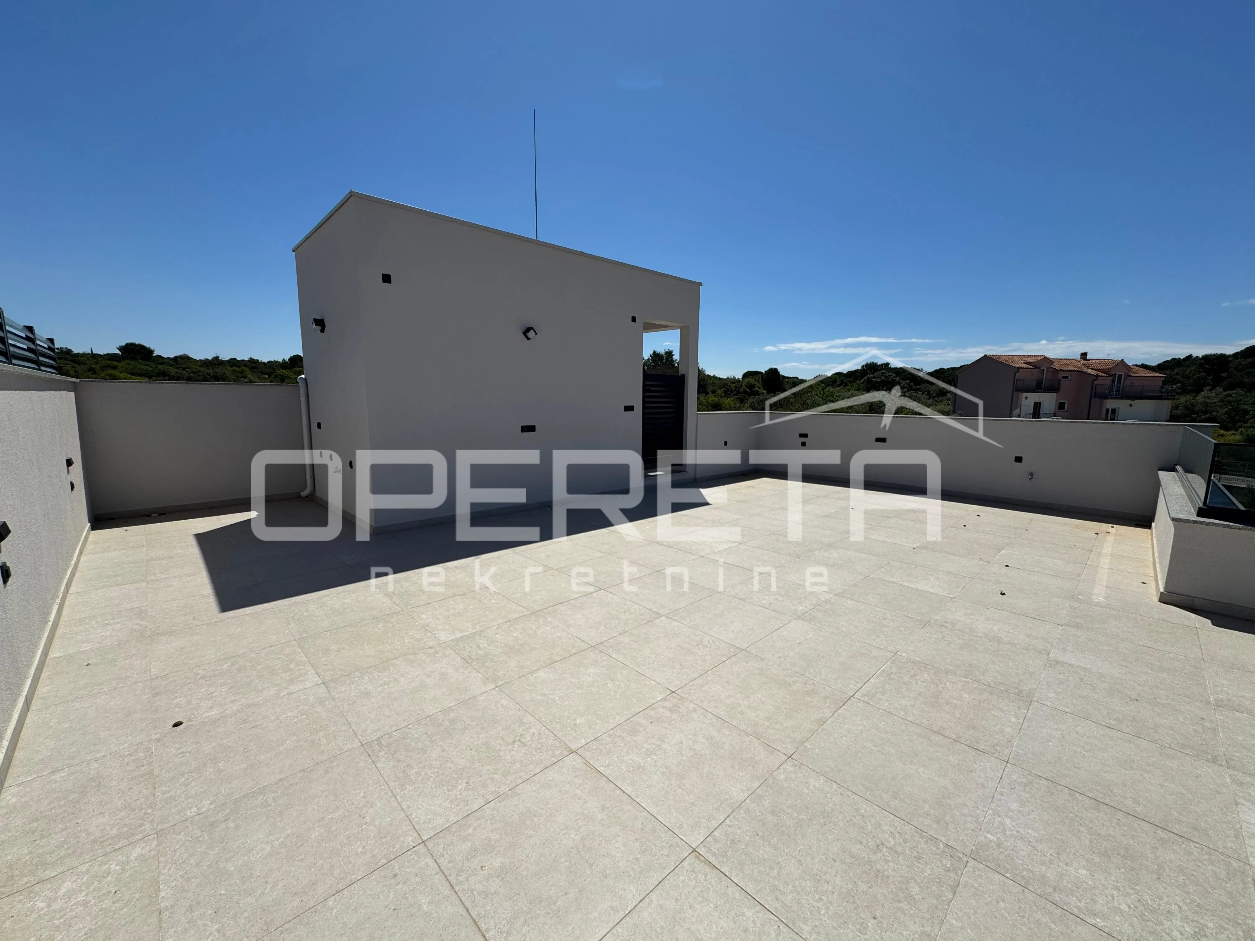 sunčan dvosoban stan s pogledom na more i krovnom terasom (68 m²) – 2 min od pla - slika 9