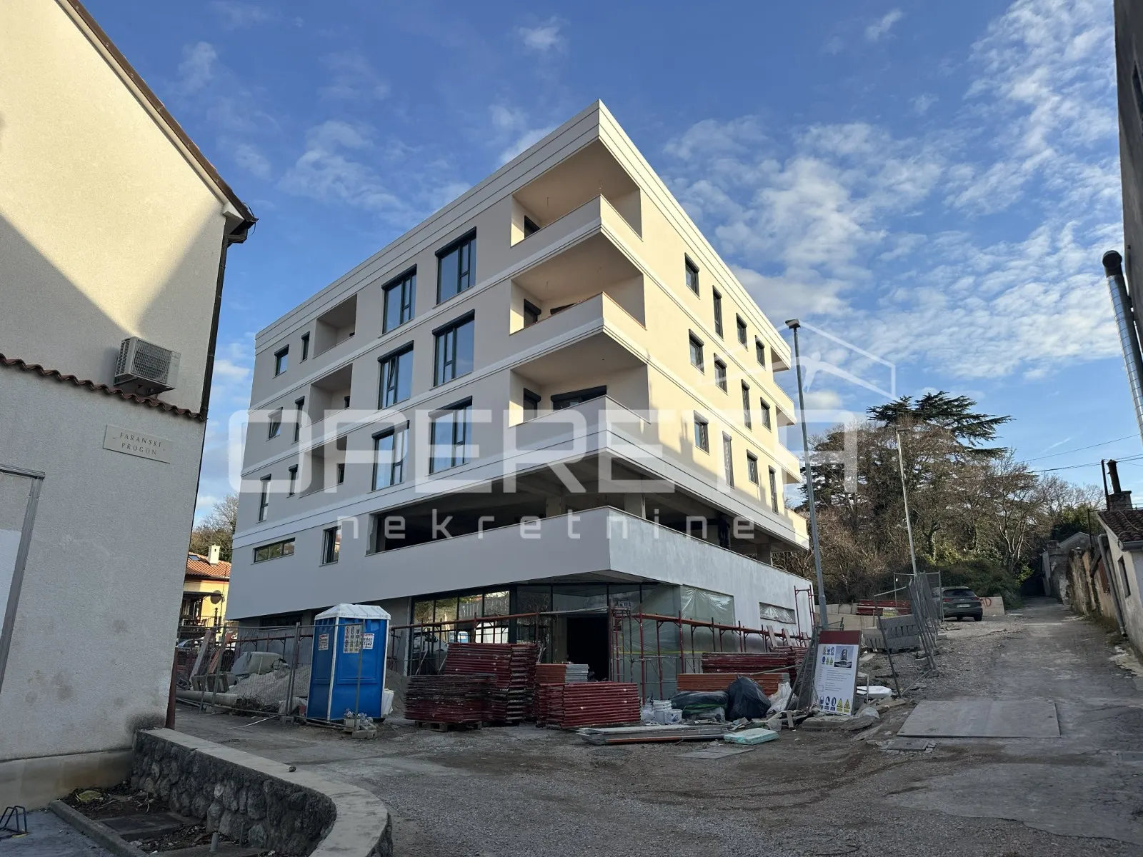 ULIČNI LOKAL, NAJAM, KRALJEVICA - CENTAR, uz rivu, 335 M2