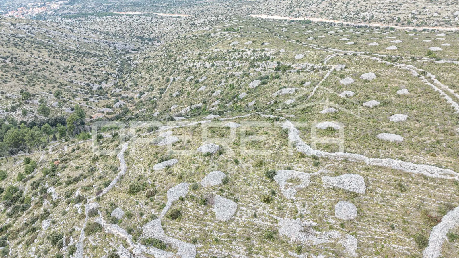 prostrano poljoprivredno zemljište od 25,928 m2 na otoku braču - slika 7