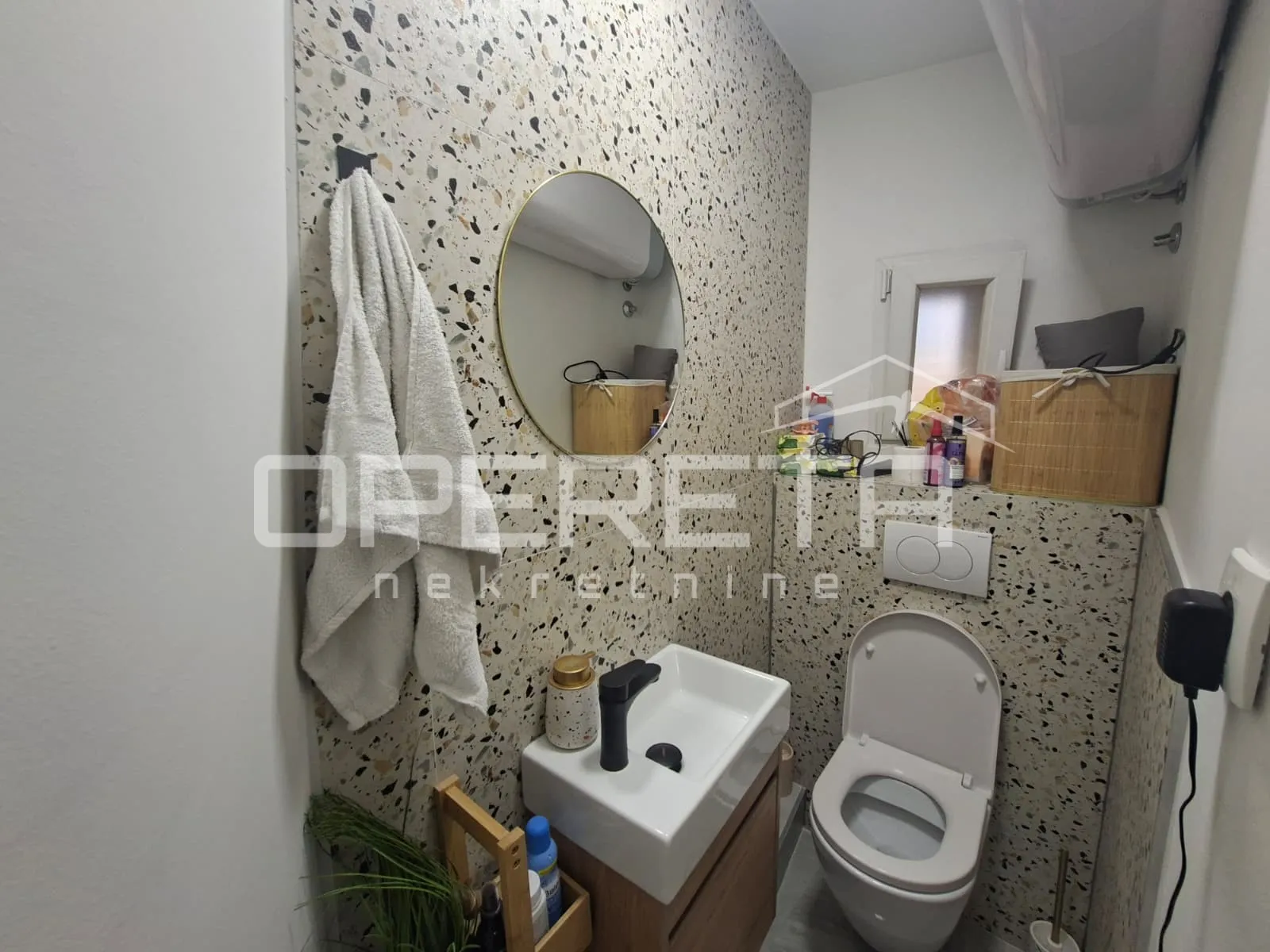 luksuzan stan u centru grada, 2 sobe , balkon - slika 9