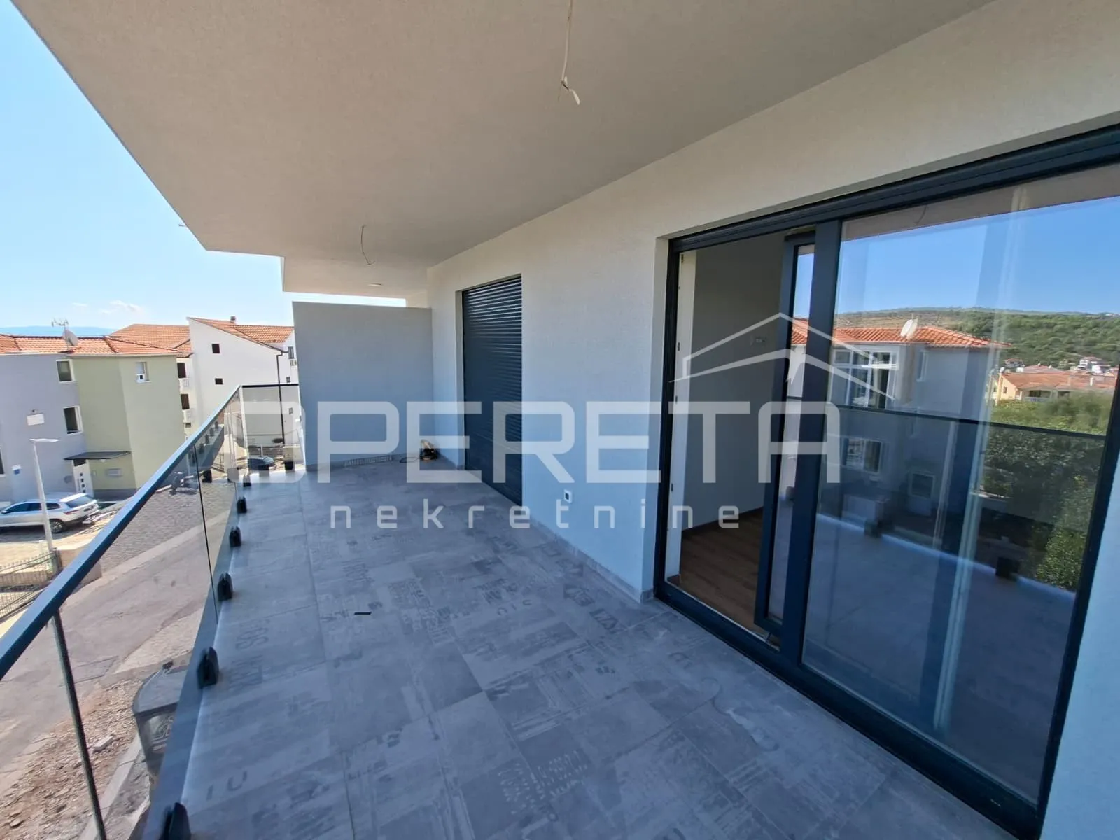 novoizgrađeni dvosobni apartman, krovna terasa, pogled na more, okrug - slika 10