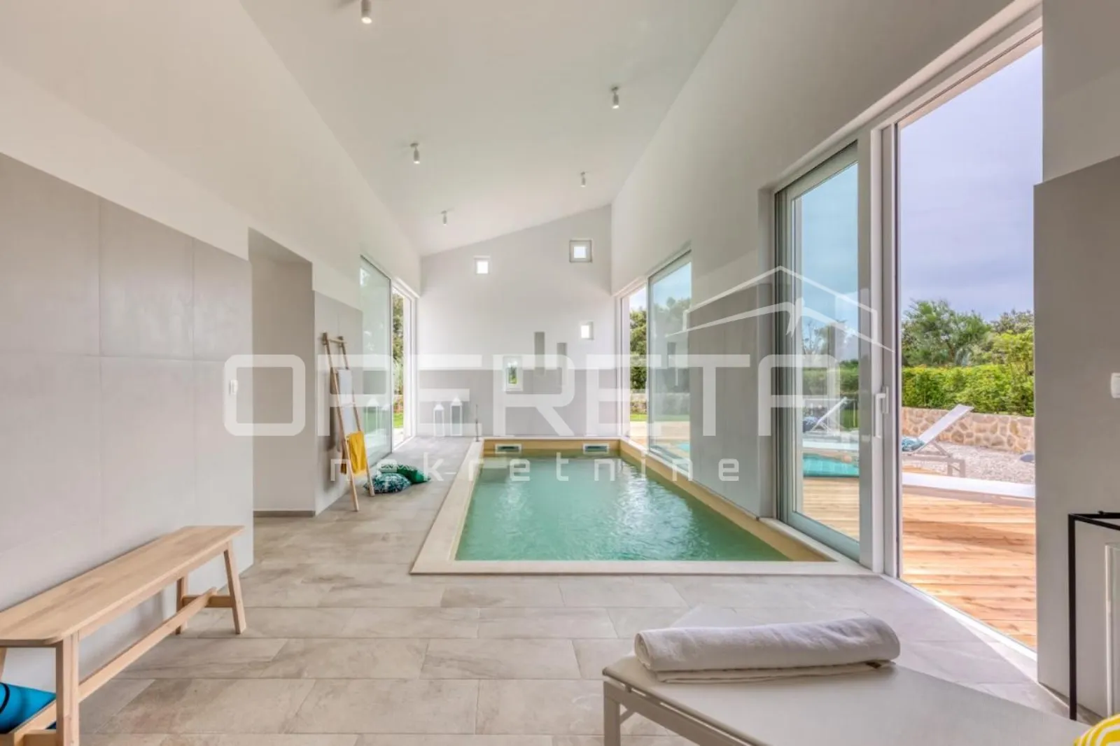 prava mediteranska vila, 250m2, s pogledom na more i unutarnjim, grijanim bazeno - slika 22