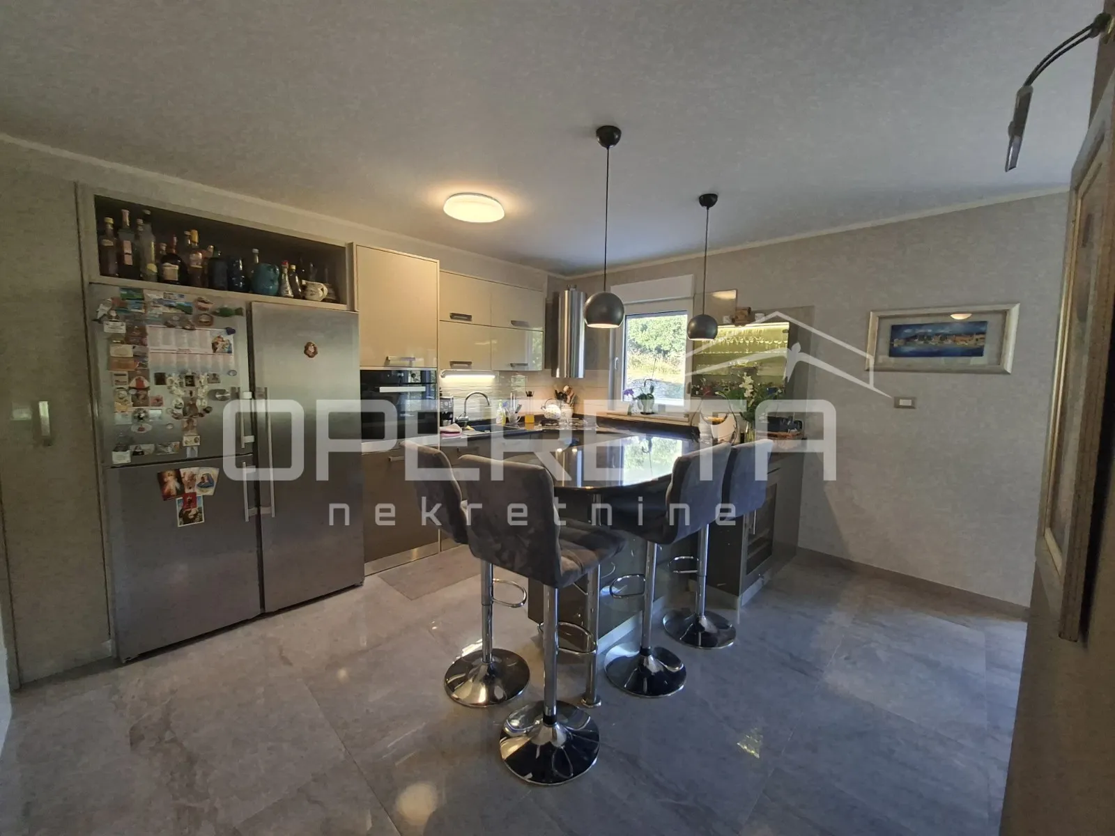 villa s bazenom, zatvorenim kominom i pogledoma na split - slika 9