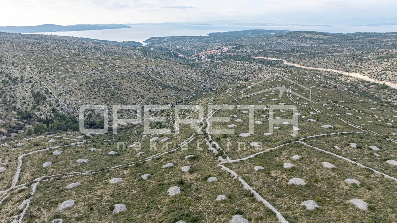 Prostrano poljoprivredno zemljište od 25,928 m2 na otoku Braču - Bobovišća