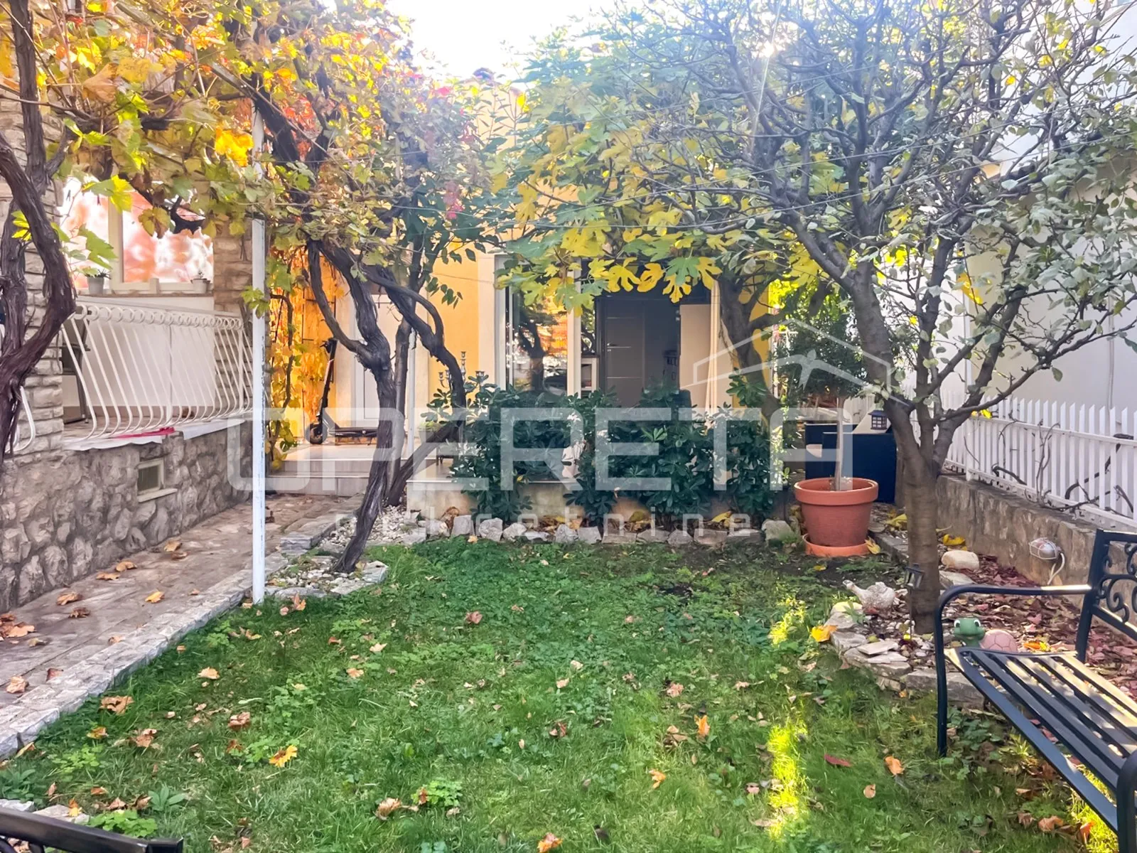 stan s vrtom i garažom prenamijenjenom u stambeni prostor - slika 17