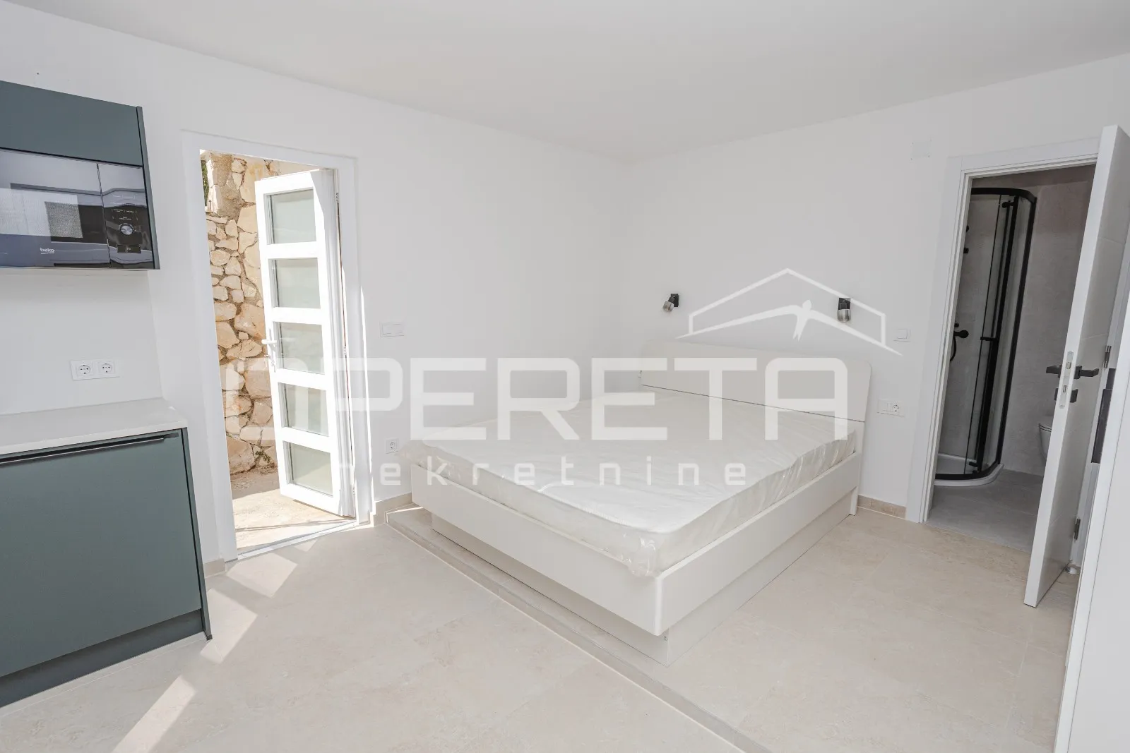stara novalja - 6 etažiranih apartmana prvi red do mora - slika 19