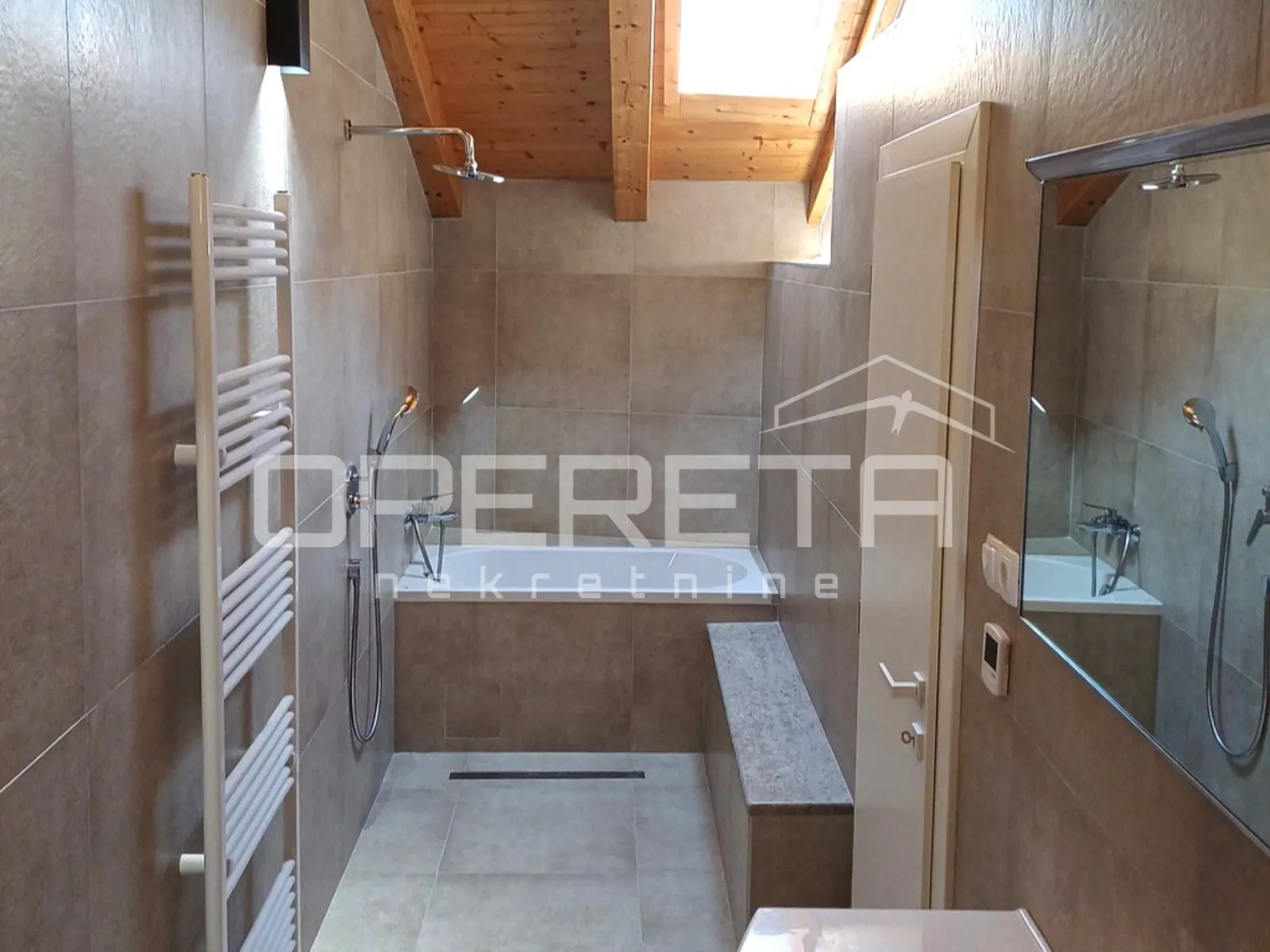 novouređena kuća s 3 apartmana, skradin - slika 11