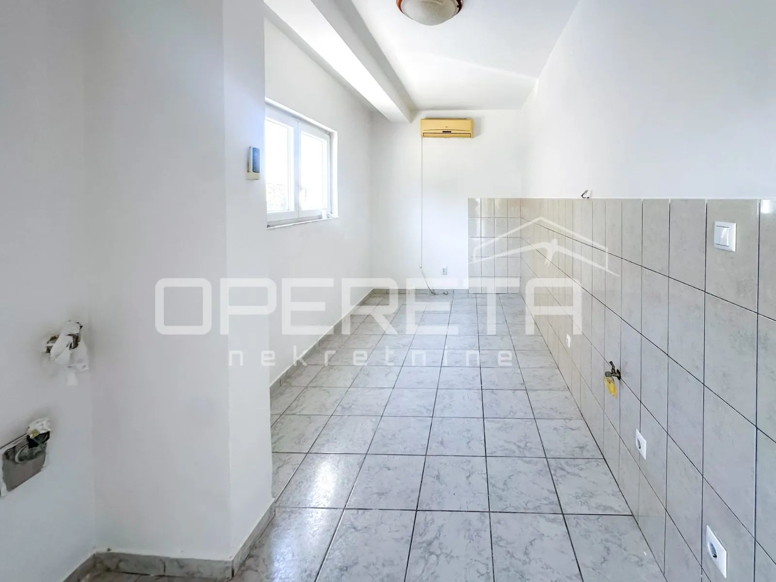 Stan za renovaciju na odličnoj lokaciji u Murteru
