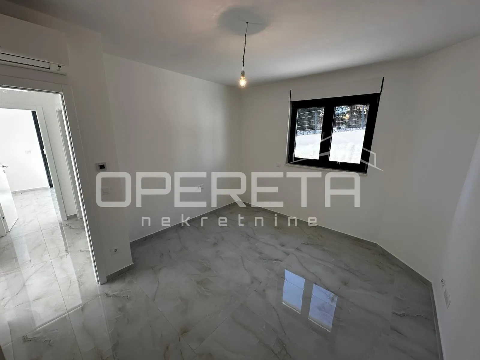 stan 89 m² u novogradnji s bazenom, vrtom i garažnim mjestom – okrug gornji - slika 4