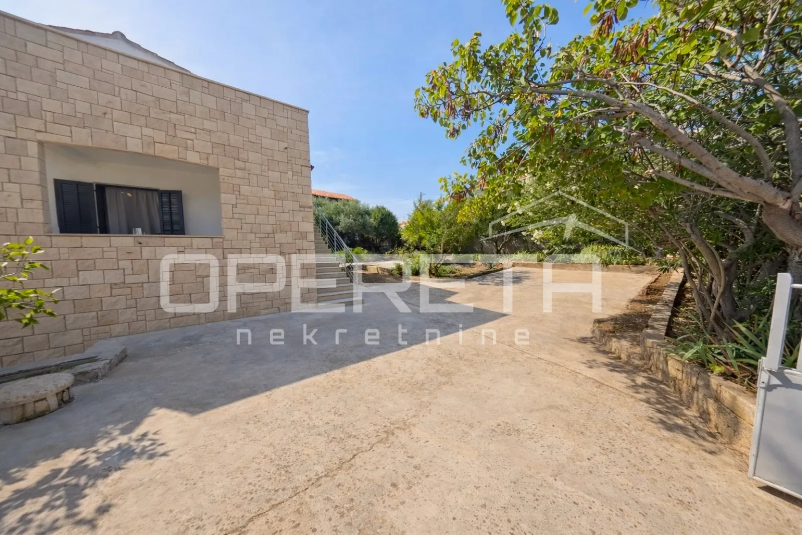 supetar, kuća 200 m2, 150 m od plaže, parcela 610 m2 - slika 20