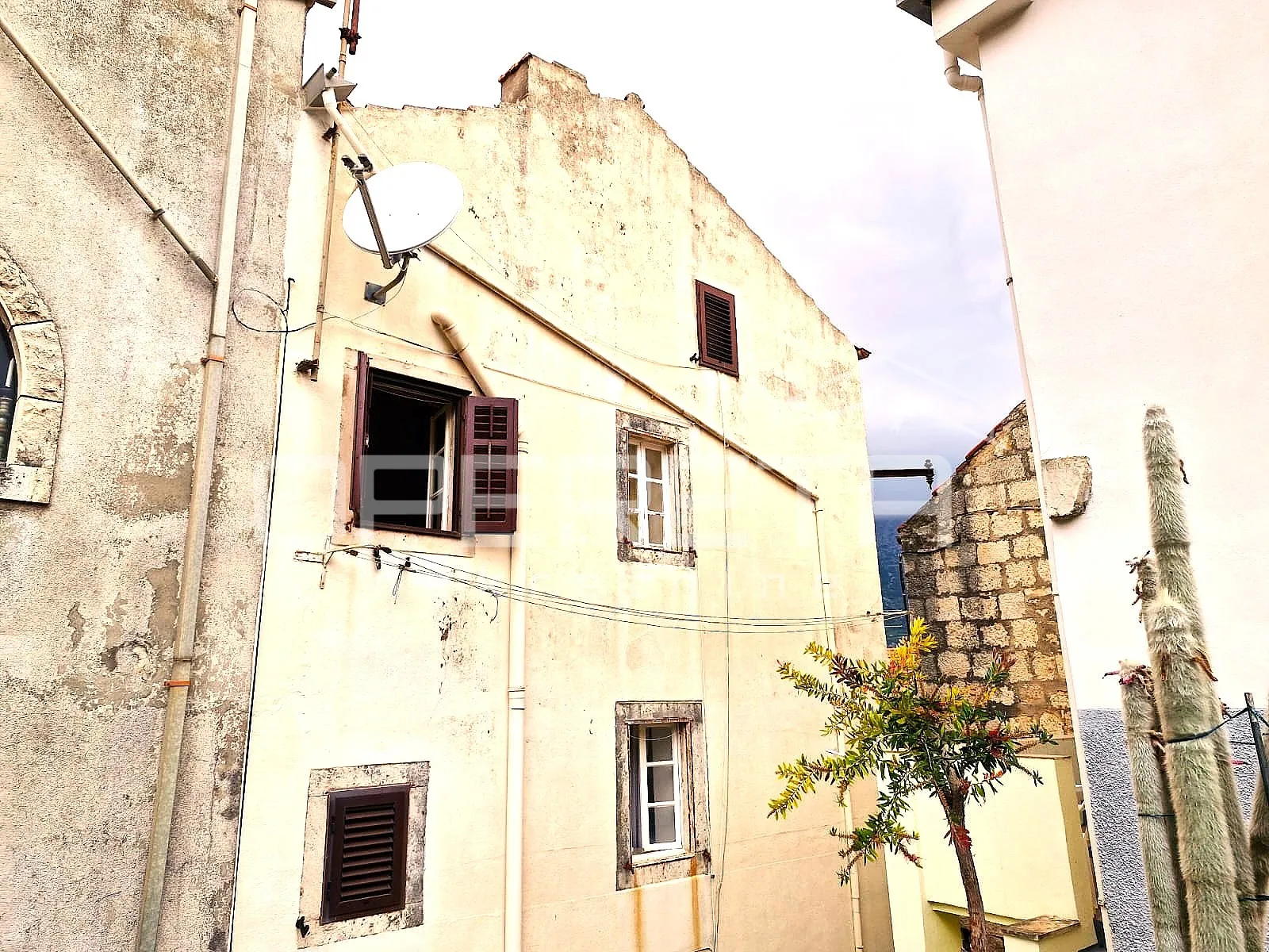 obiteljska kuća u mirnom dijelu grada korčule - slika 6