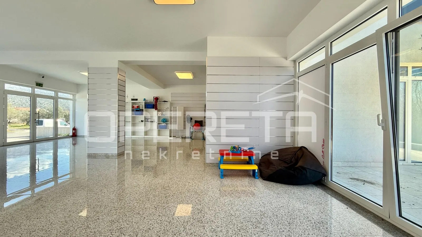 atraktivan poslovni prostor 115 m² s parkingom – starigrad paklenica - slika 3