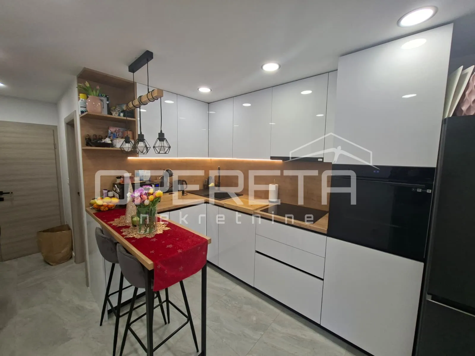 luksuzan stan u centru grada, 2 sobe , balkon - slika 5