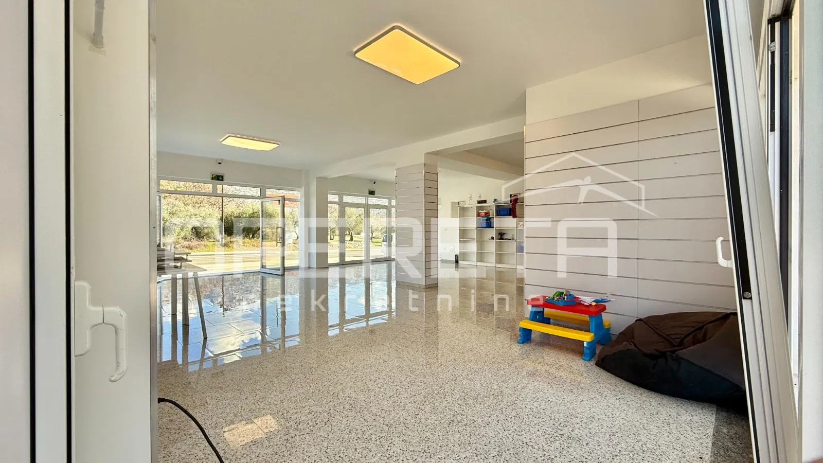 atraktivan poslovni prostor 115 m² s parkingom – starigrad paklenica - slika 6