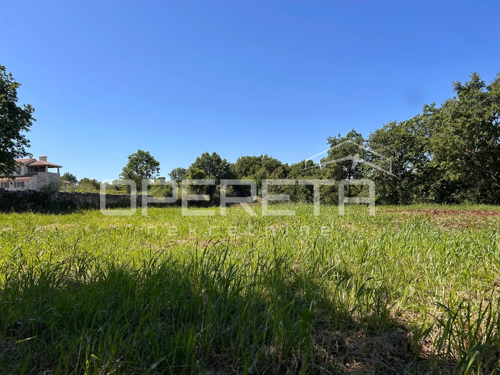 Građevinsko zemljište – Marići, 4.375 m² – dva pristupa, infrastruktura, prilika