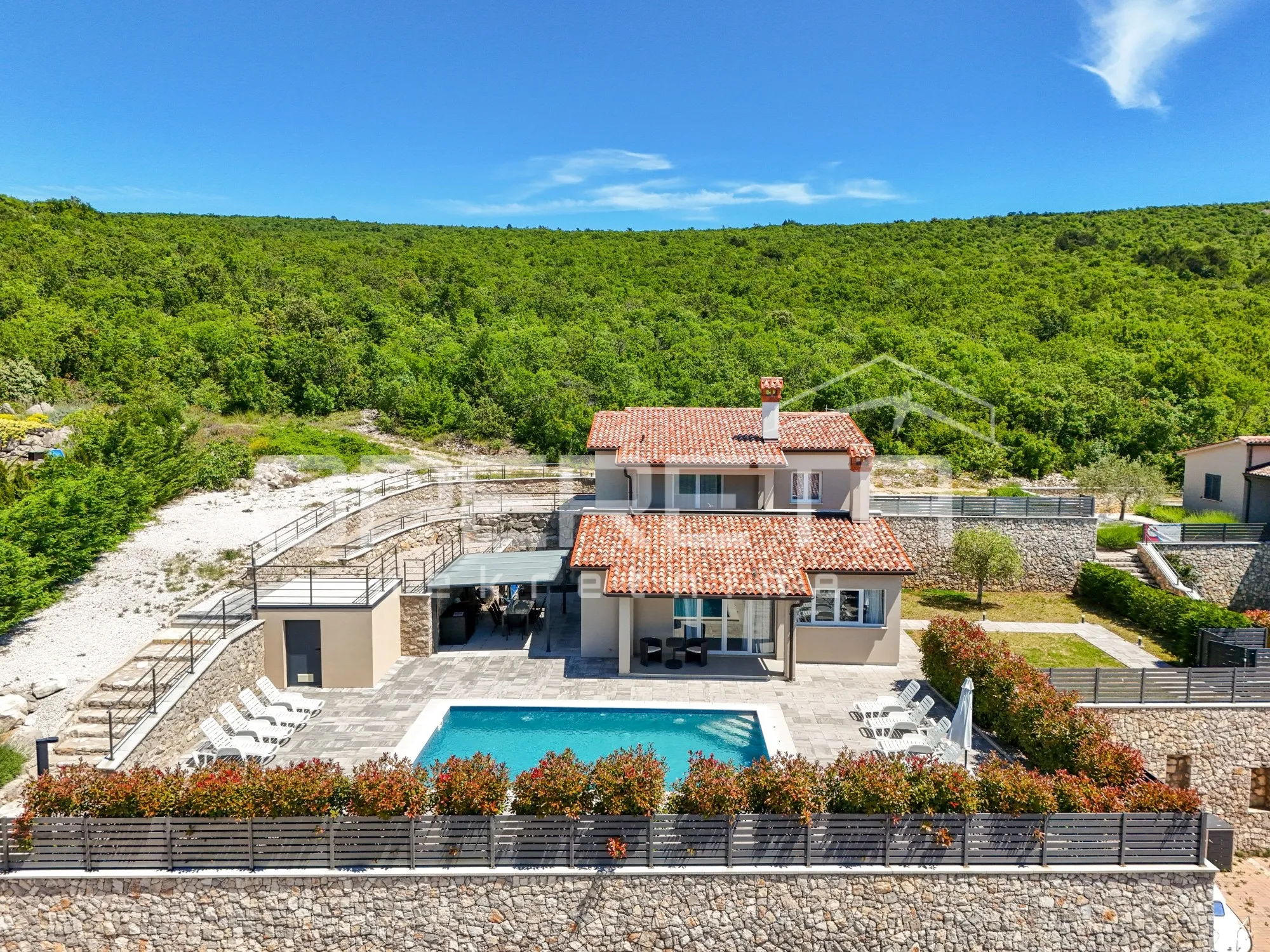 ekskluzivna luksuzna vila s panoramskim pogledom na more u privatnom kompleksu - slika 1