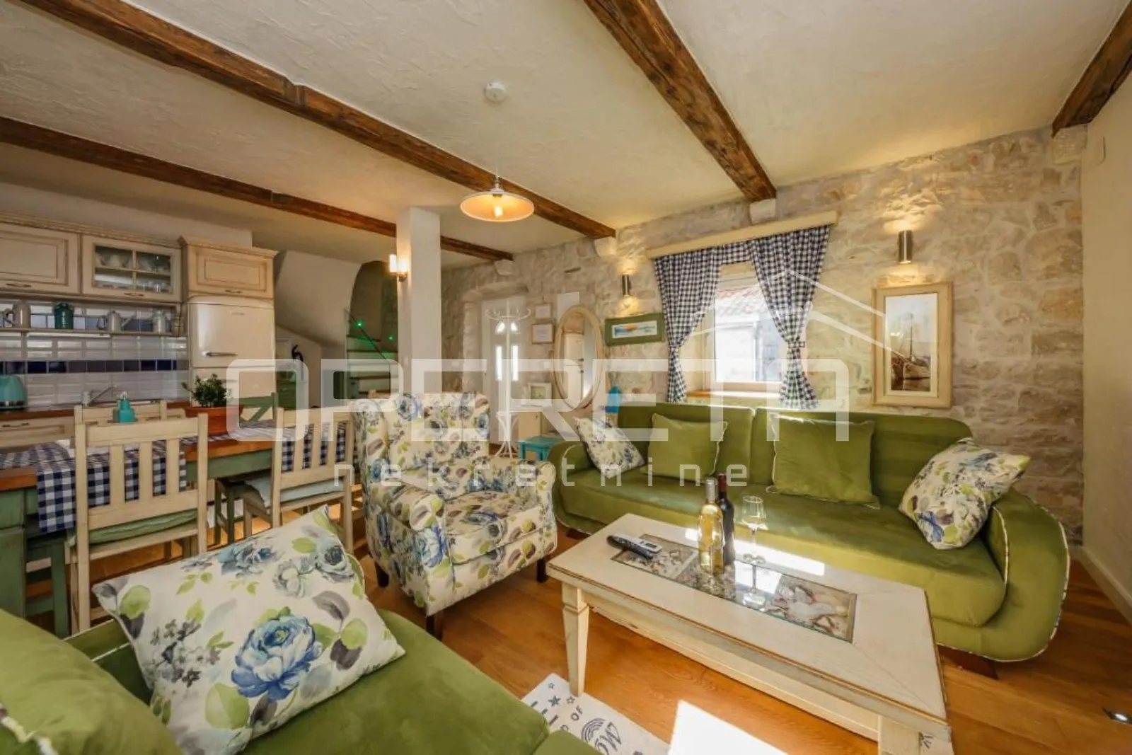 renovirani dvoetažni stan, 50 m do mora – kaštel novi - slika 2