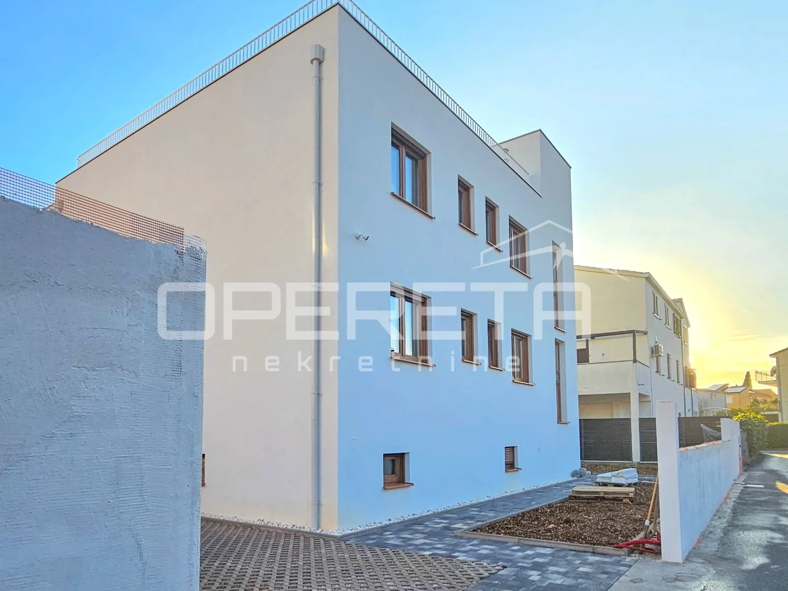 kaštel novi – moderna vila s bazenom i krovnom terasom, novogradnja - slika 18