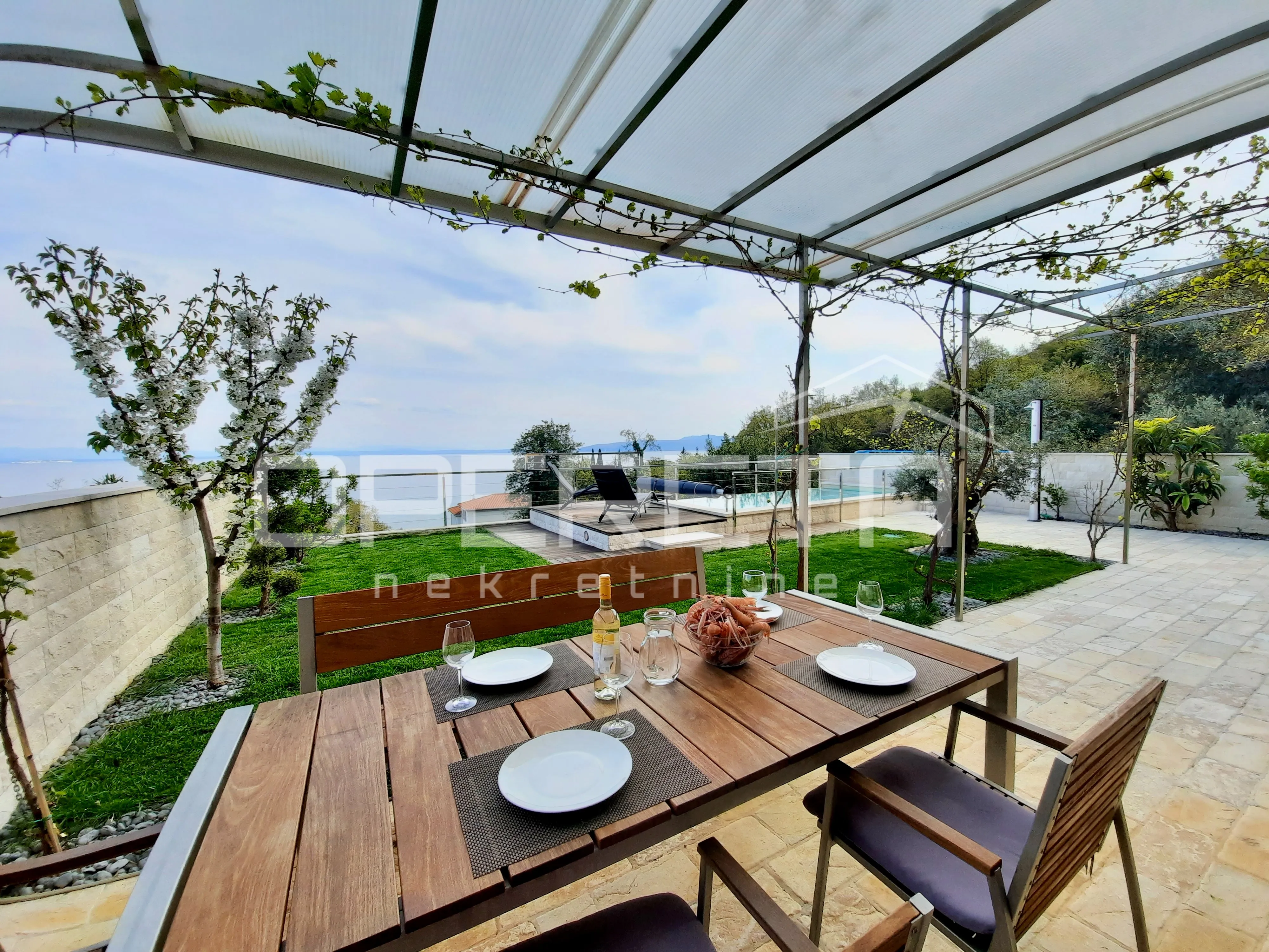 lovran – stan 100 m od mora s infinity bazenom i mediteranskim vrtom - slika 2