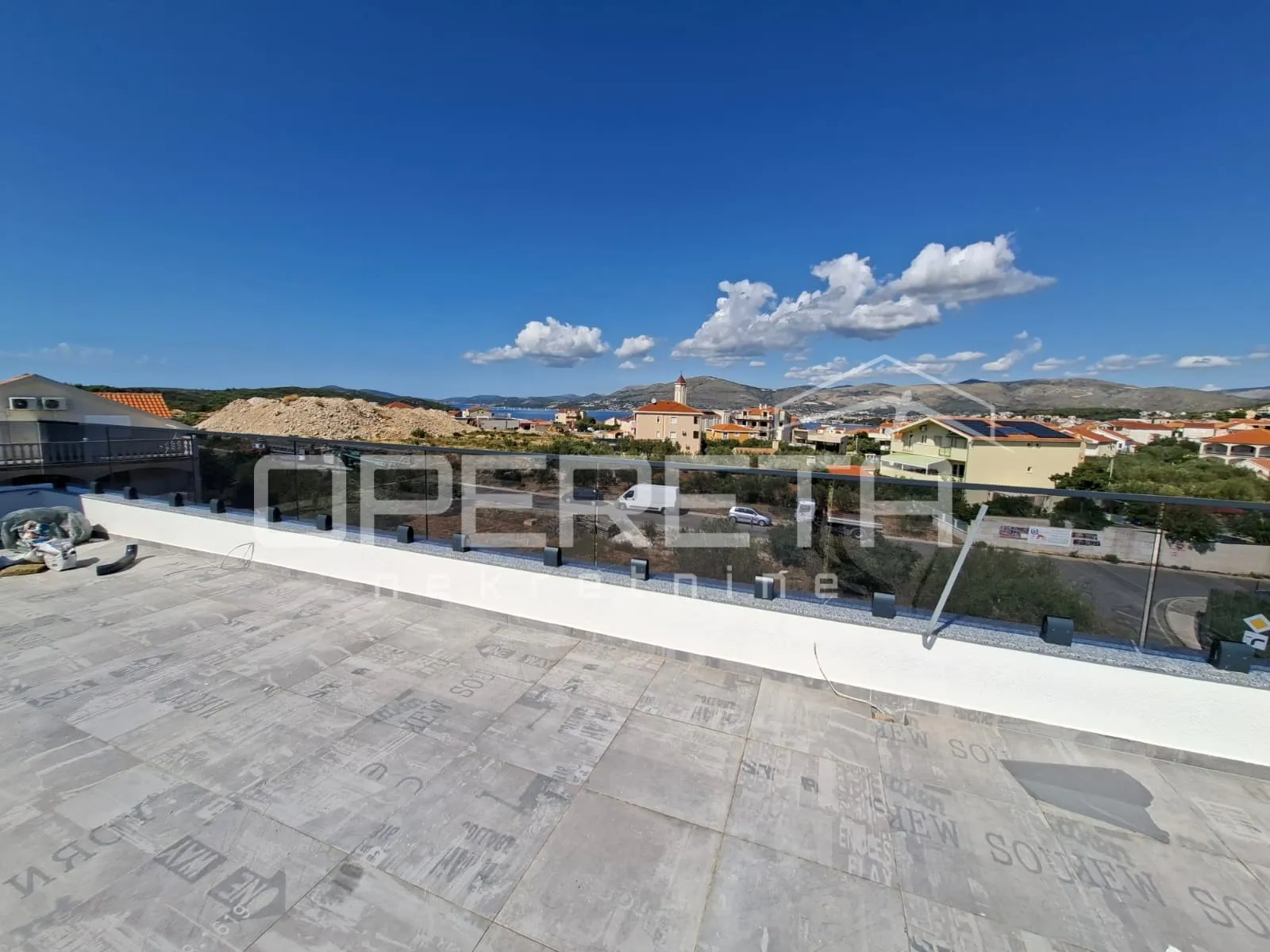 novoizgrađeni dvosobni apartman, krovna terasa, pogled na more, okrug - slika 3