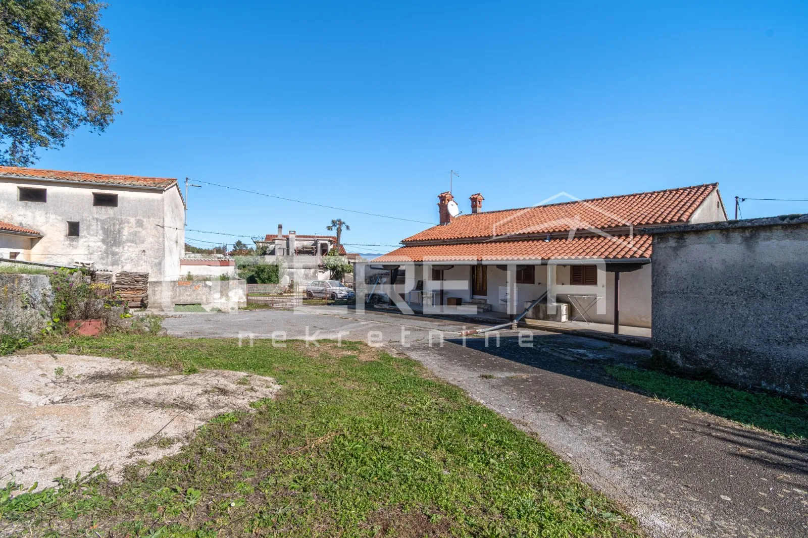 istra, pićan- imanje s kućom i 4 dodatna objekta - slika 3
