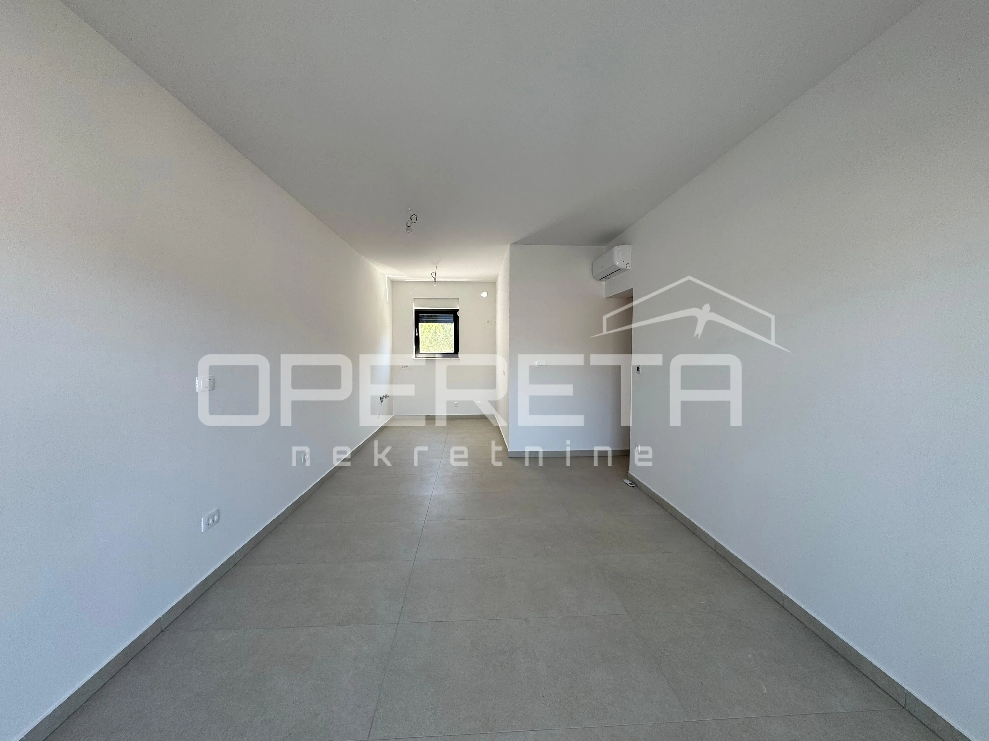 sunčan dvosoban stan s pogledom na more i krovnom terasom (68 m²) – 2 min od pla - slika 3