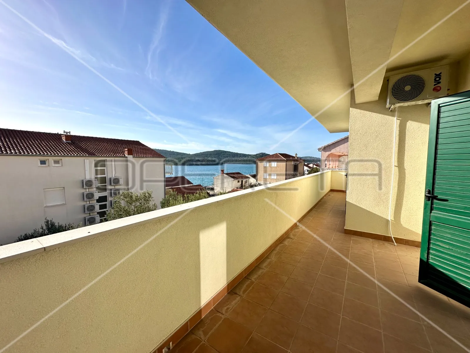 kuća na 80 m od mora sa 6 stanova, tisno, 350 m2 - slika 4