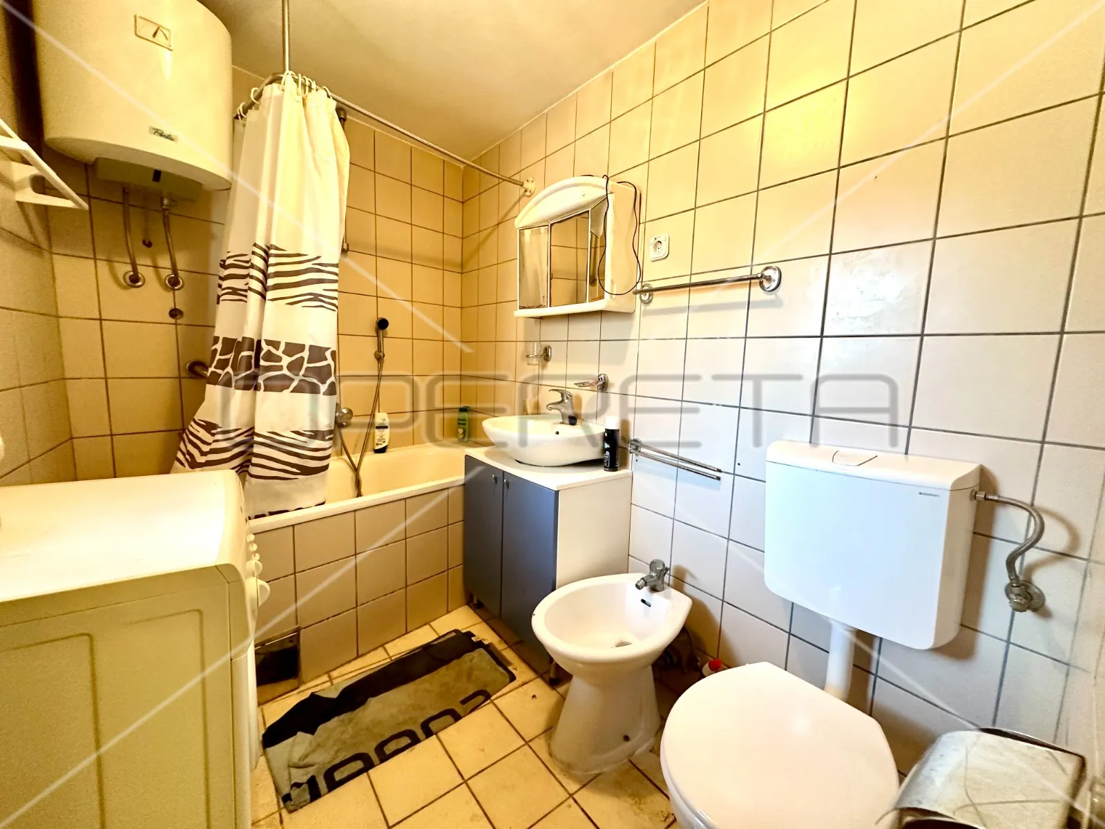 kuća s tri apartmana u centru betine s velikom terasom - slika 10