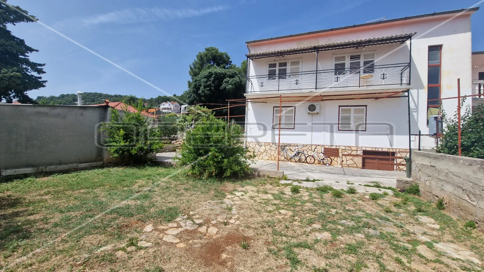 kuća s 4 apartmana, pogled na more, garaža, dvorište, tisno, 290 m2 - slika 3
