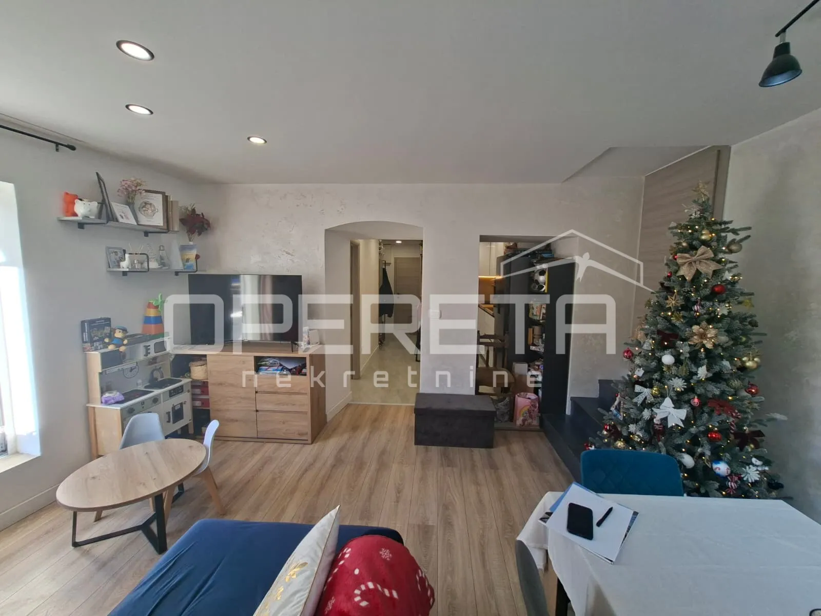 luksuzan stan u centru grada, 2 sobe , balkon - slika 3