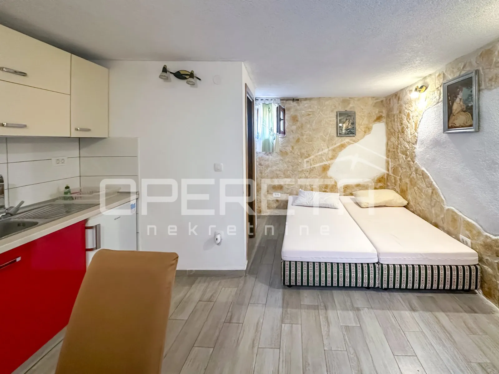 kuća s dva apartmana u centru tisna – 50 m od mora - slika 4