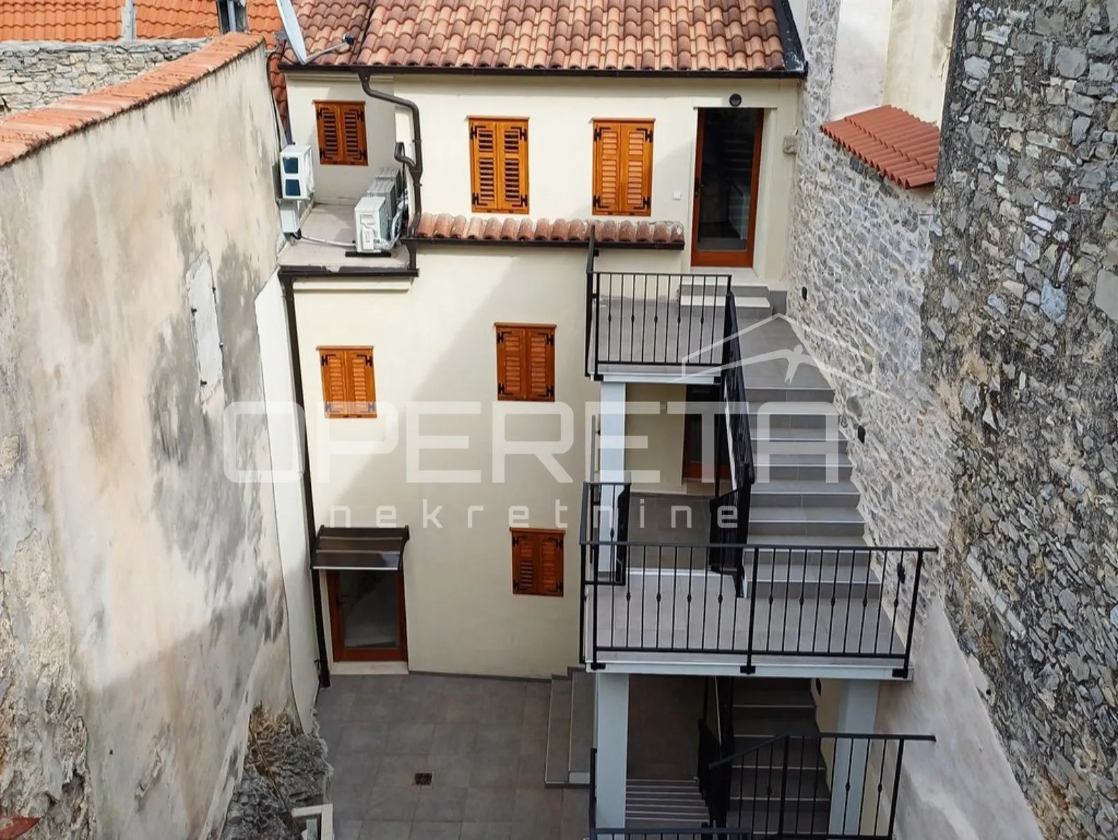 novouređena kuća s 3 apartmana, skradin - slika 2