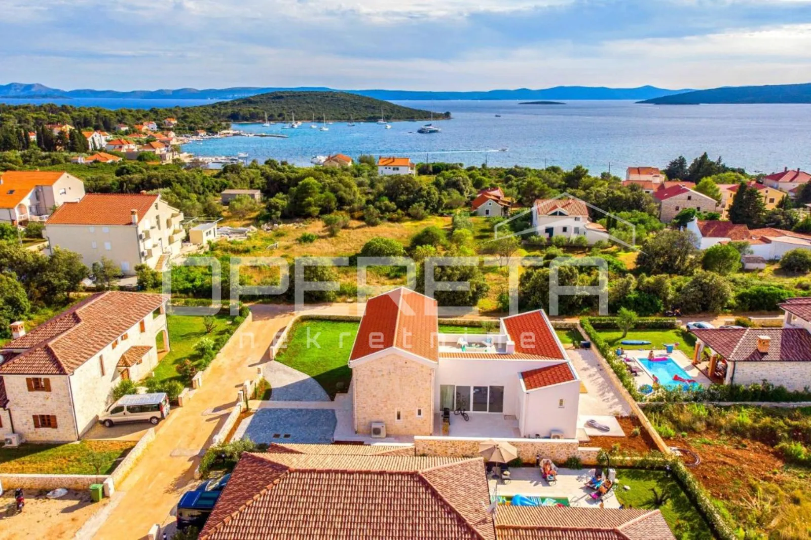 prava mediteranska vila, 250m2, s pogledom na more i unutarnjim, grijanim bazeno - slika 25