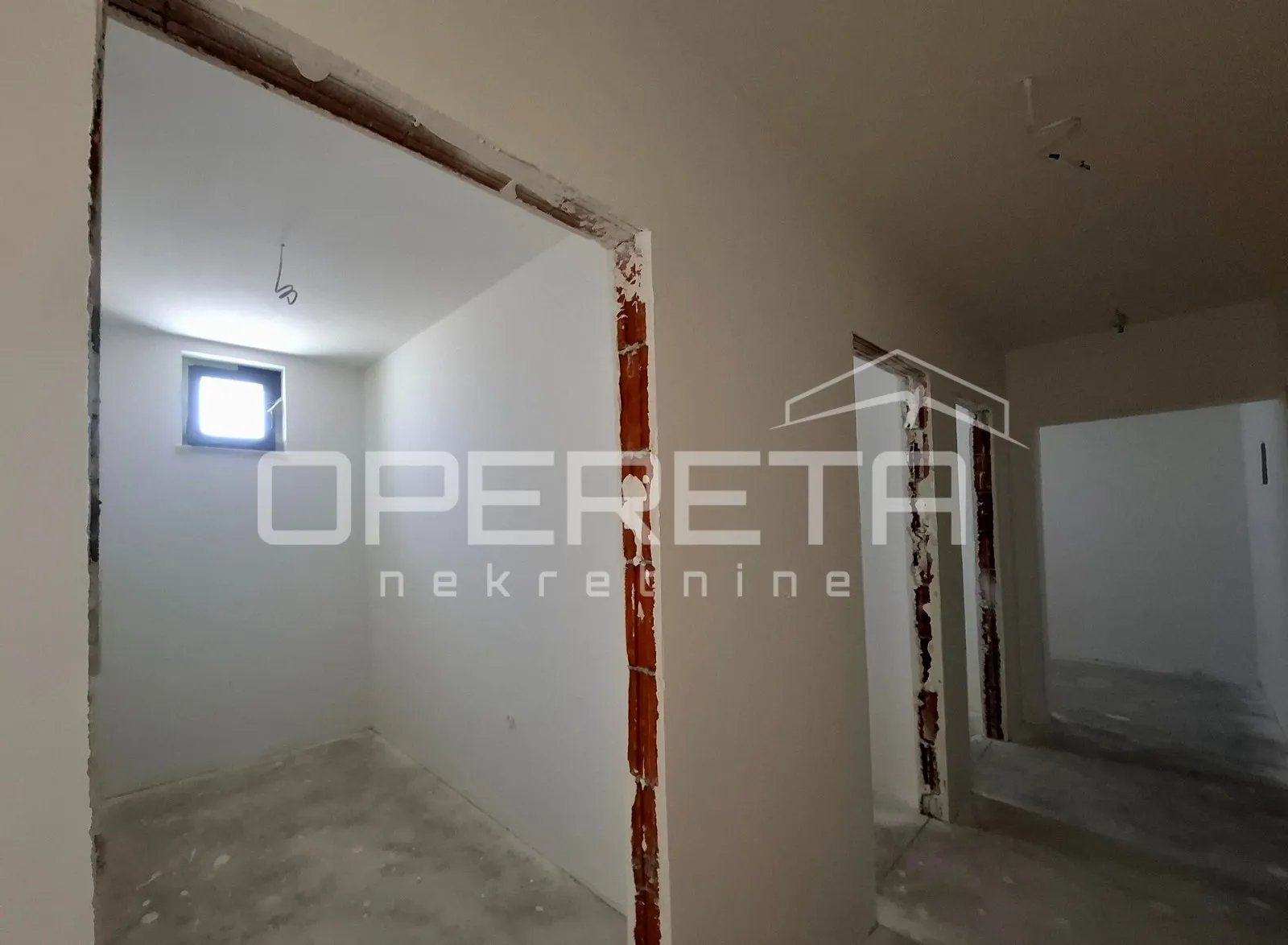top lokacija u dalmaciji – rogoznica, 70m od mora, useljenje ljeto 2025! - slika 27