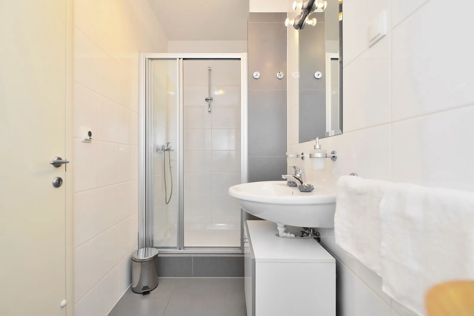 žnjan, moderno uređen trosoban stan 101 m², 2 terase - slika 21
