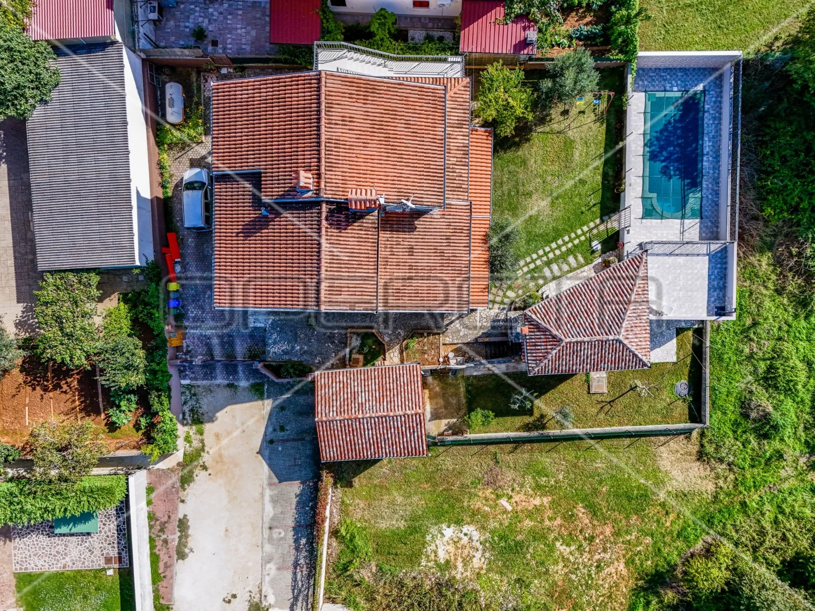 apartmanska kuća u puli s 5 apartmana, garažom i bazenom! - slika 2