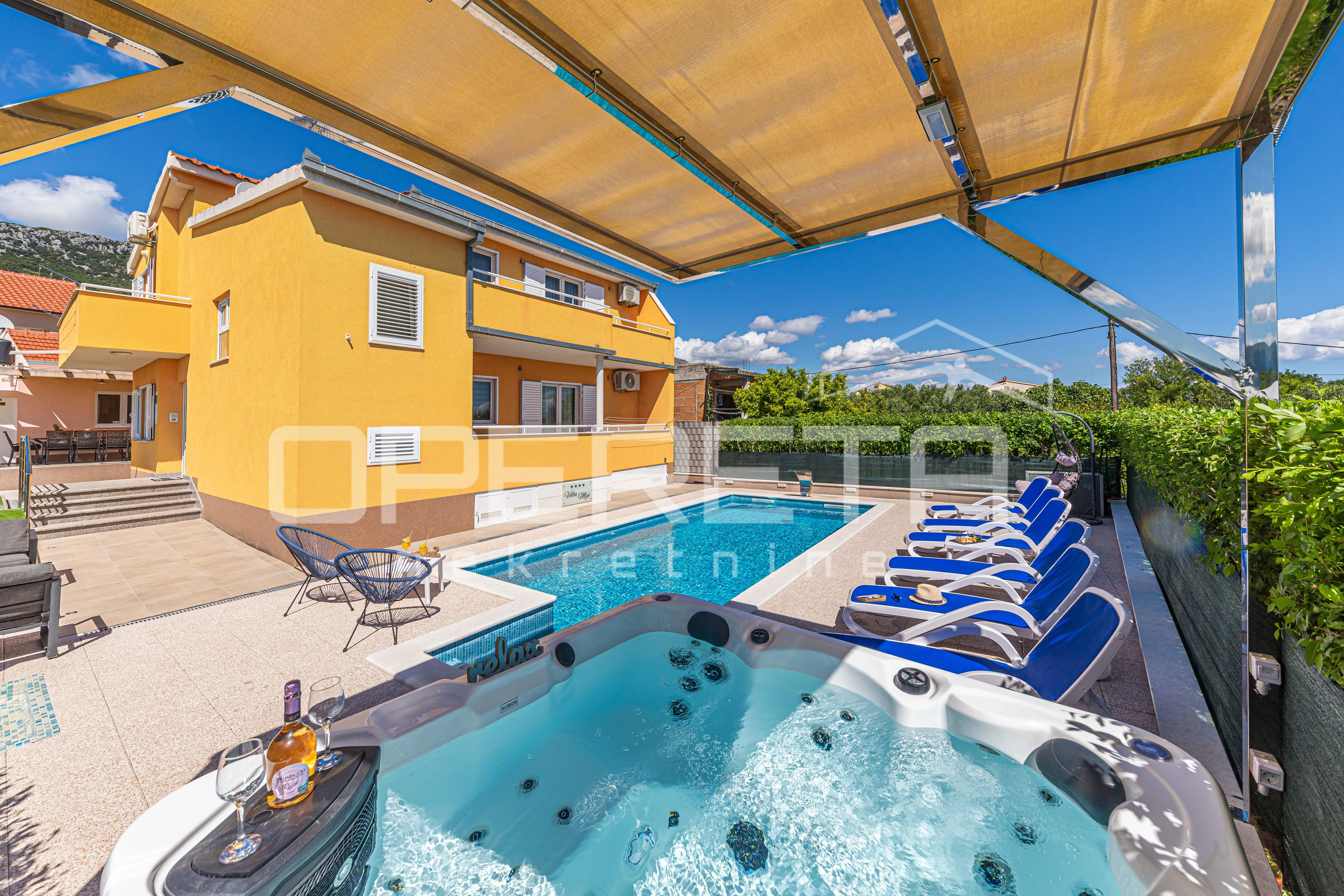 luksuzna vila s bazenom, pogledom na more i ljetnom kuhinjom u kaštelima - slika 3