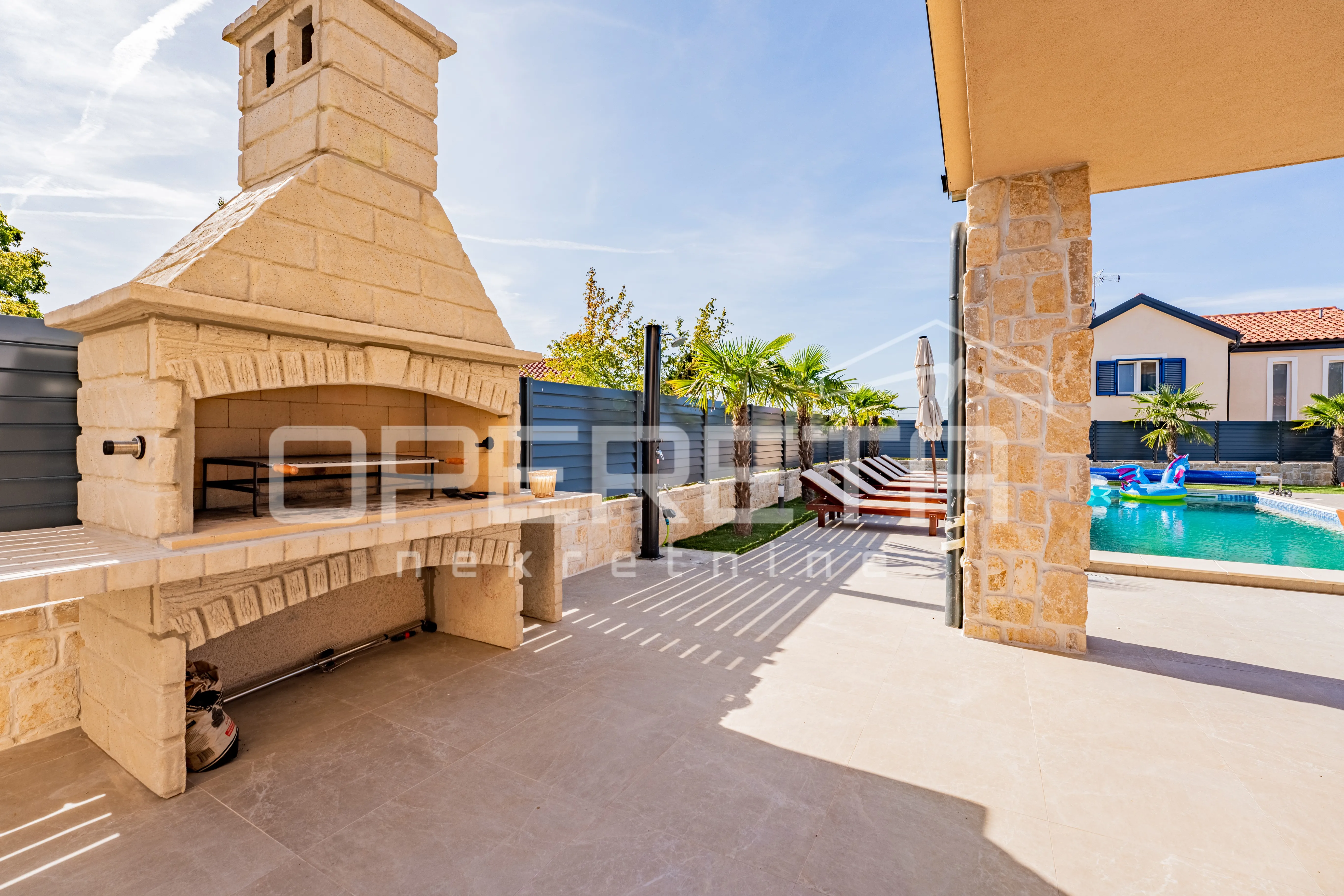 prostrana moderna vila s bazenom – otok krk, mir i udobnost na 931 m² zemljišta - slika 22
