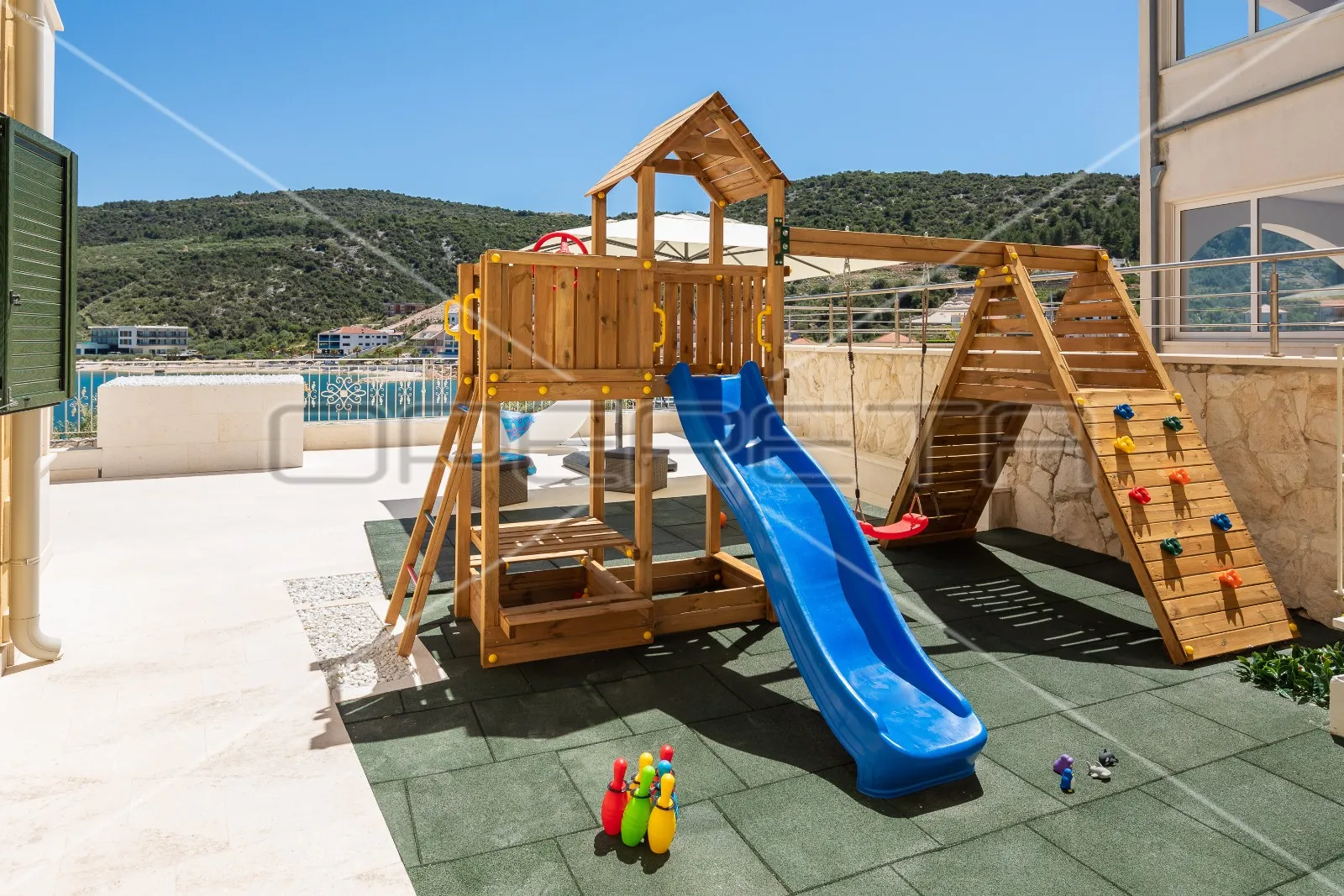 dizajnerska vila 1. red do mora, 407 m2, marina kraj trogira - slika 25