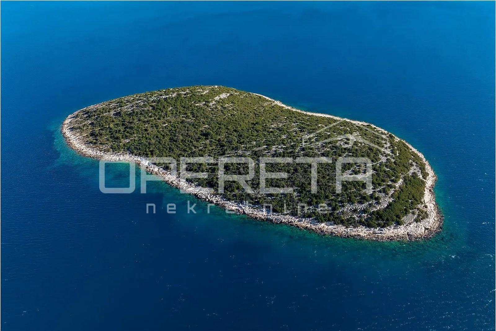 Iznimno rijetka i atraktivna parcela površine 9.378 m² smještena na otoku Dražem - Tribunj