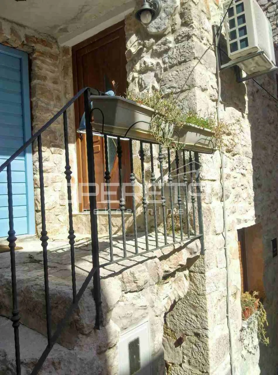 kuća s dva apartmana u centru tisna – 50 m od mora - slika 8