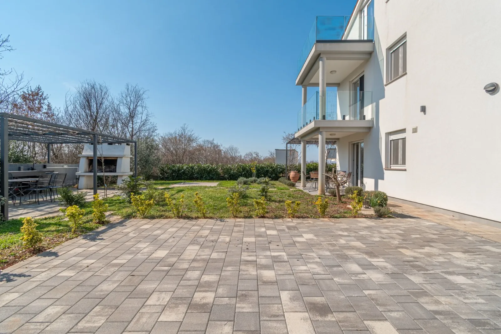 istra, okolica poreča – kuća u nizu s vrtom i pogledom na more - slika 25